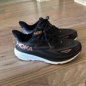 Hoka Clifton 9 tennis shoe (8.5 women)